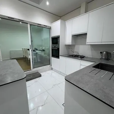 Holiday home Elegant Living, 3 Bedroom Modern House