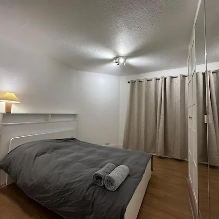 Elegant Living, 3 Bedroom Modern House London