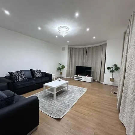 Elegant Living, 3 Bedroom Modern House * London