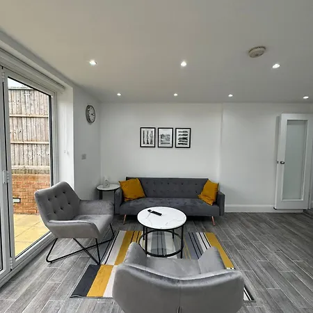 2 Double Bedroom Garden Flat In Acton,london London