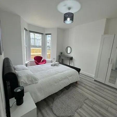 2 Double Bedroom Garden Flat In Acton,london Apartment