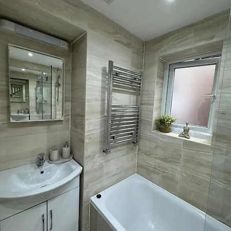 2 Double Bedroom Garden Flat In Acton,london * London