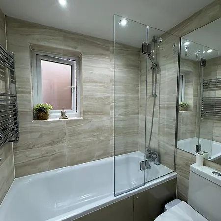 2 Double Bedroom Garden Flat In Acton,london Apartment *