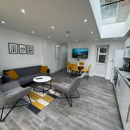 2 Double Bedroom Garden Flat In Acton,london Apartment *