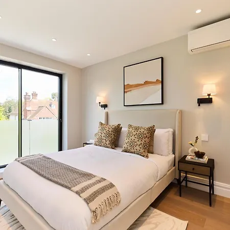 The Temple Fortune Crib - Lovely 3bdr House With Balcony Apartment