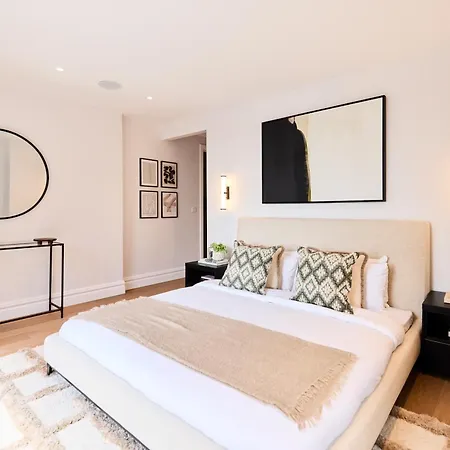 The Temple Fortune Crib - Lovely 3bdr House With Balcony Apartment