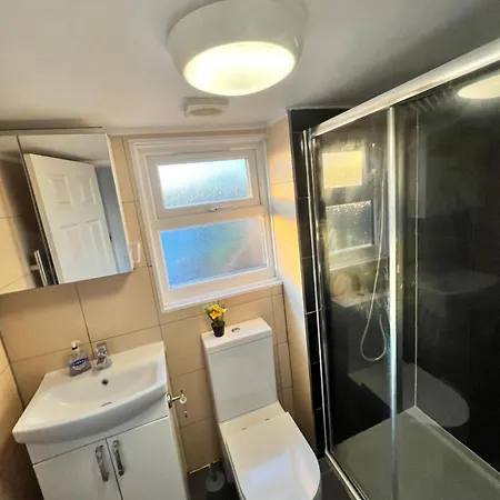 25 Havelock Road * Harrow