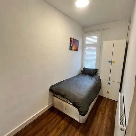 25 Havelock Road * Harrow