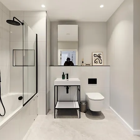The Brondesbury Scenery - Bright 1bdr Flat With Balcony & Parking 아파트