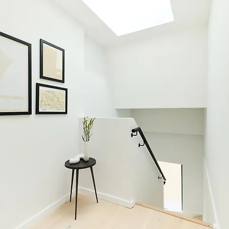 The Brondesbury Hideaway - Stylish 3bdr Flat With Balcony & Parking *