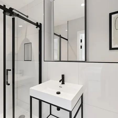 The Brondesbury Hideaway - Stylish 3bdr Flat With Balcony & Parking Apartment *