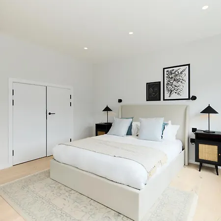 The Brondesbury Hideaway - Stylish 3bdr Flat With Balcony & Parking * London