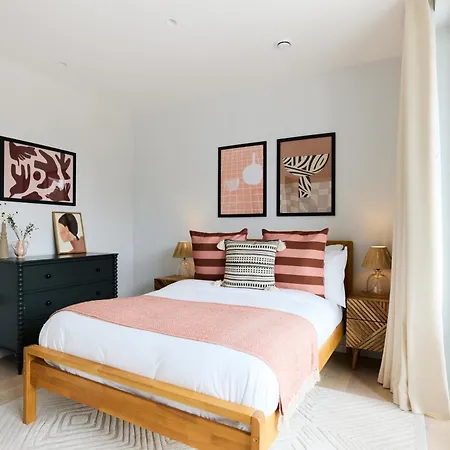 The Brondesbury Hideaway - Stylish 3bdr Flat With Balcony & Parking