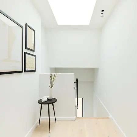 The Brondesbury Hideaway - Stylish 3bdr Flat With Balcony & Parking Apartment