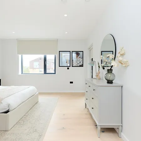 The Brondesbury Hideaway - Stylish 3bdr Flat With Balcony & Parking