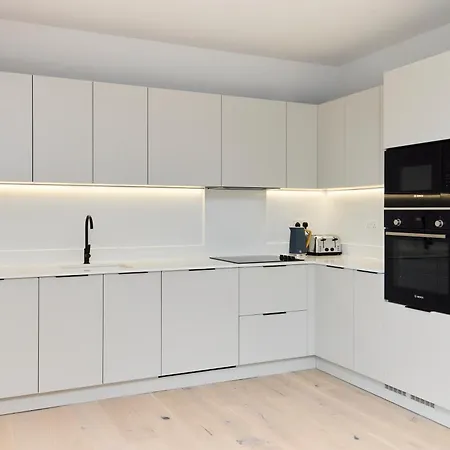 The Brondesbury Hideaway - Stylish 3bdr Flat With Balcony & Parking Apartment *