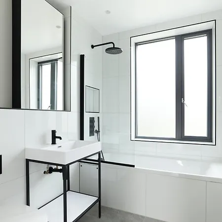 The Brondesbury Hideaway - Stylish 3bdr Flat With Balcony & Parking *