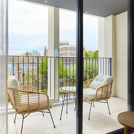 The Brondesbury Hideaway - Stylish 3bdr Flat With Balcony & Parking London