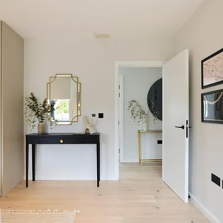 The Brondesbury Hideaway - Stylish 3bdr Flat With Balcony & Parking * London