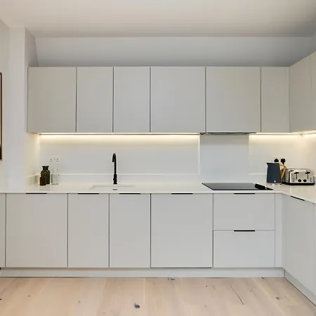 The Brondesbury Hideaway - Stylish 3bdr Flat With Balcony & Parking Apartment *