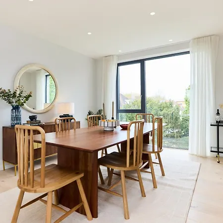The Brondesbury Hideaway - Stylish 3bdr Flat With Balcony & Parking Apartment London