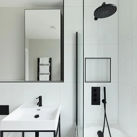 The Brondesbury Hideaway - Stylish 3bdr Flat With Balcony & Parking *