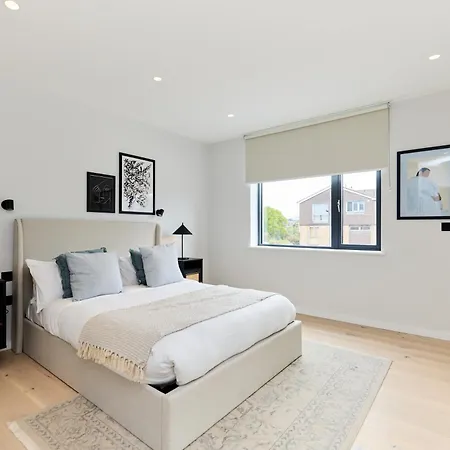 Apartment The Brondesbury Hideaway - Stylish 3bdr Flat With Balcony & Parking