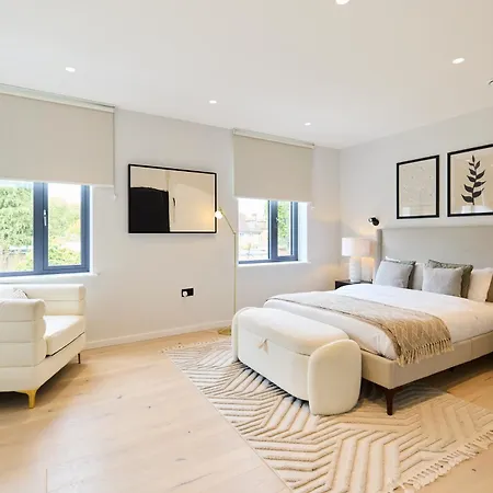 The Brondesbury Hideaway - Stylish 3bdr Flat With Balcony & Parking Apartment London