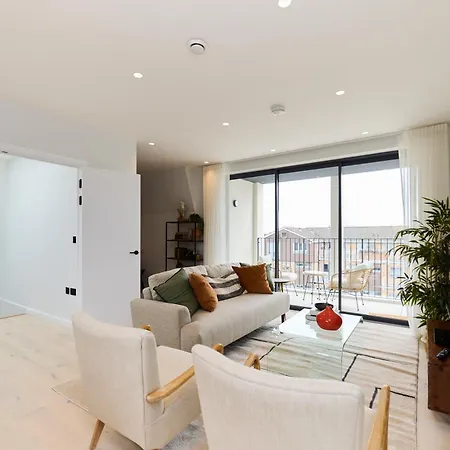 The Brondesbury Hideaway - Stylish 3bdr Flat With Balcony & Parking *