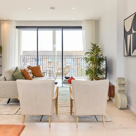 The Brondesbury Hideaway - Stylish 3bdr Flat With Balcony & Parking * London