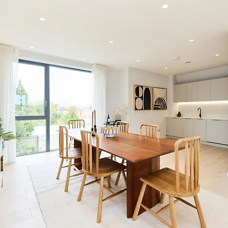 Apartment The Brondesbury Hideaway - Stylish 3bdr Flat With Balcony & Parking