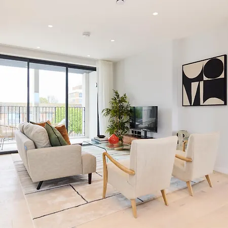 The Brondesbury Hideaway - Stylish 3bdr Flat With Balcony & Parking *