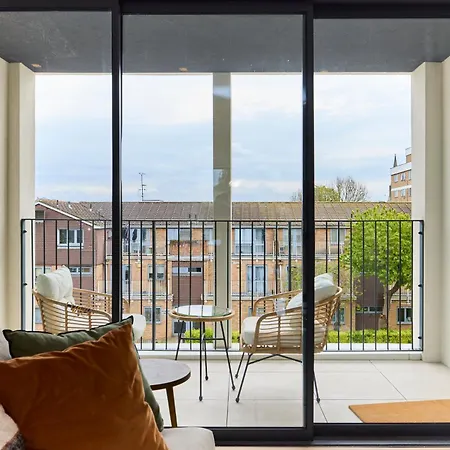 The Brondesbury Hideaway - Stylish 3bdr Flat With Balcony & Parking Apartment *