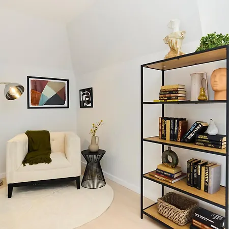 The Brondesbury Hideaway - Stylish 3bdr Flat With Balcony & Parking Apartment London