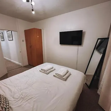 Modern Flat In Apartment *