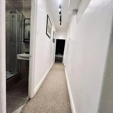 Modern Flat In Apartment London