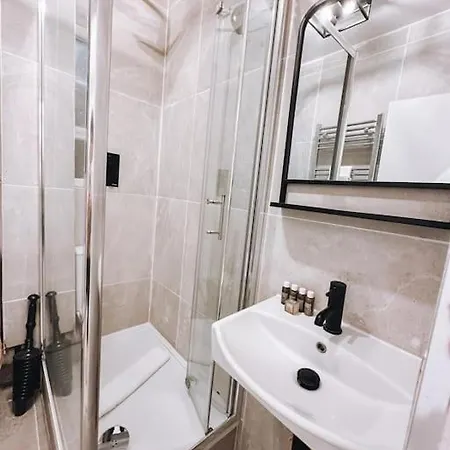 Modern Flat In Apartment *