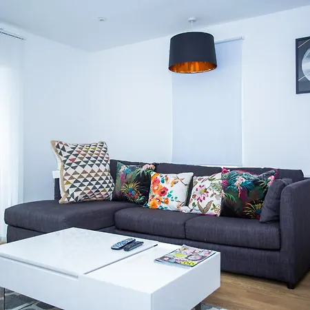 Prestige 2 Bed Balcony Apartment *