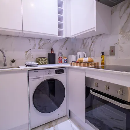 Apartment 3 Bedroom On Oxford Street Gc4