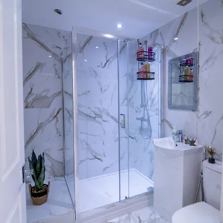 3 Bedroom On Oxford Street Gc4 *
