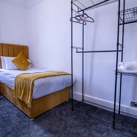 3 Bedroom On Oxford Street Gc4 Apartment *