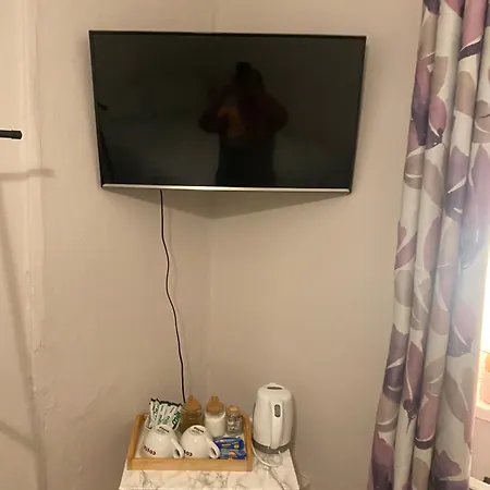 Apartment One Double Bedroom In A Shared