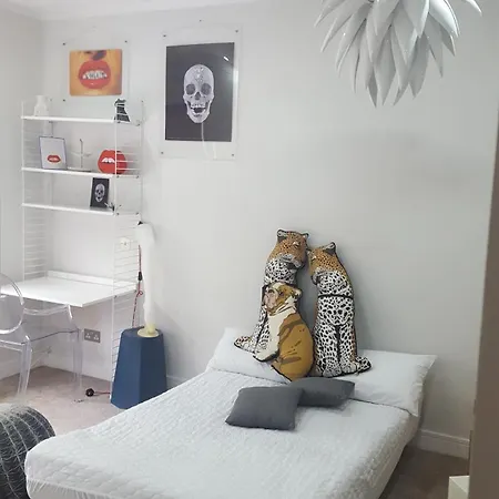 Bed & Breakfast Family With Easy Commute To London! Croydon