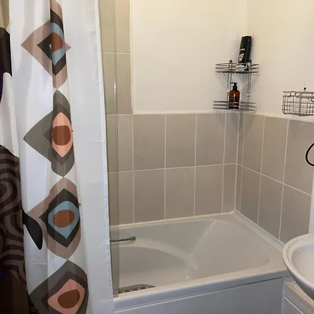Crescent - Modern 1 Bedroom First Floor Goodmayes
