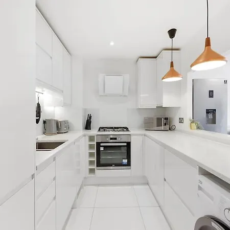 Apartment 3-bedroom Short Term & Flexible Renting Limehouse With Free Wifi & Free Parking *