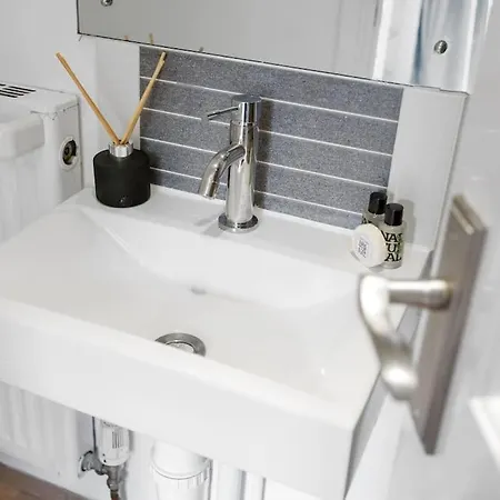 Apartment 3-bedroom Short Term & Flexible Renting Limehouse With Free Wifi & Free Parking London