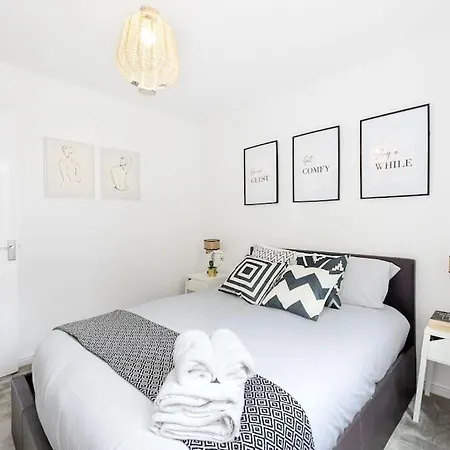 Apartment 3-bedroom Short Term & Flexible Renting Limehouse With Free Wifi & Free Parking *
