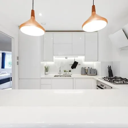 3-bedroom Short Term & Flexible Renting Limehouse With Free Wifi & Free Parking * London