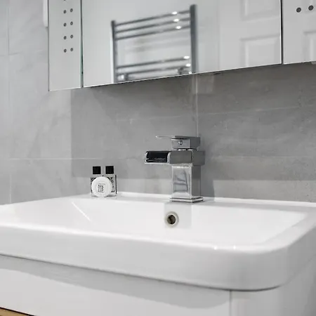 3-bedroom Short Term & Flexible Renting Limehouse With Free Wifi & Free Parking Apartment
