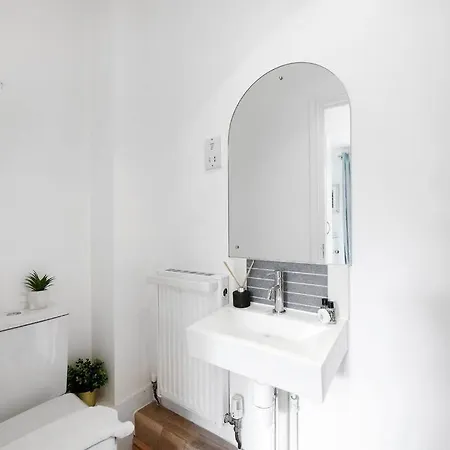 3-bedroom Short Term & Flexible Renting Limehouse With Free Wifi & Free Parking Apartment London